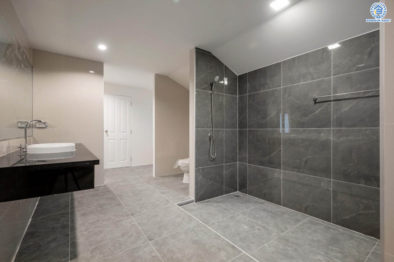 บ้านมือสองตกแต่งใหม่ โครงการ เดอะเวอรีเดียนโฮม กาญจนาภิเษก เนื้อที่กว้าง 75 ตร.ว. ฟังก์ชัน 3 ห้องนอน 4 ห้องน้ำ 1 ห้องอเนกประสงค์ 1 ห้องแม่บ้าน จอดรถได้ 2 จอด บนทำเลดี ติดถนนกาญจนาภิเษก เชื่อมต่อถนนรัตนาธิเบศร์ ถนนนครอินทร์ ถนนกาญจนาภิเษก ใกล้รถไฟฟ้าสายสีม่วง "สถานีตลาดบางใหญ่" และจุดขึ้นทางด่วน "ศรีรัช"...